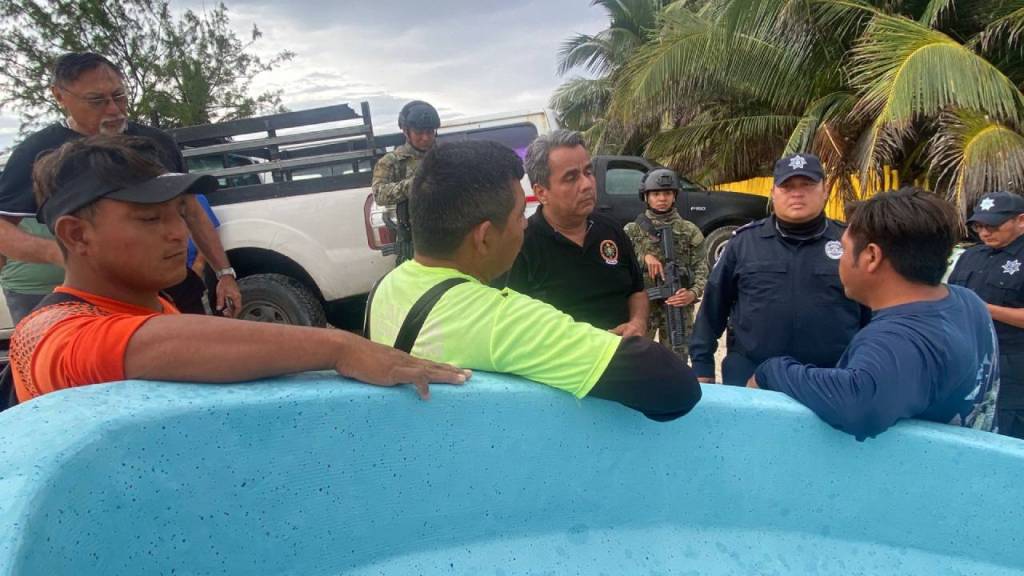 Pescadores son rescatados en Cozumel.