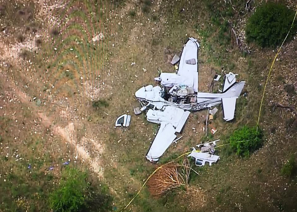 El accidente del avión bimotor Beech BE58 ocurrió la mañana de este lunes, y los restos de la aeronave fueron encontrados a nueve kilómetros de la pista de Kerrville