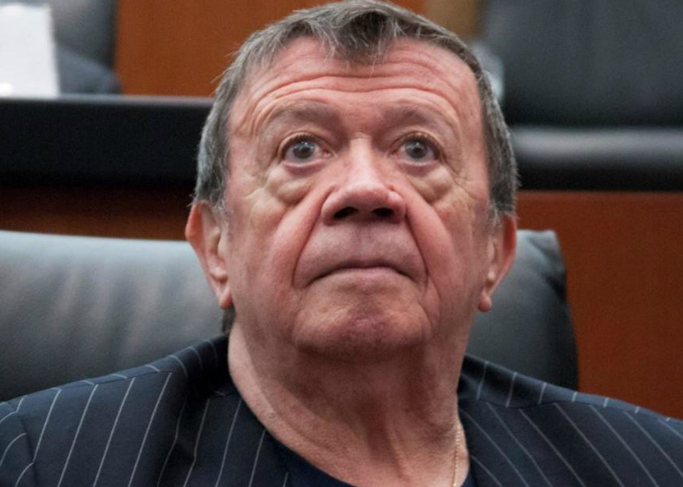 Xavier López "Chabelo" fue operado debido a una afección en la espalda, reveló el director de cine Sebastián del Amo, quien aseguró que el actor y conductor ya se está recuperándose.