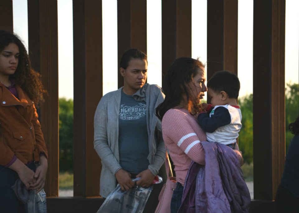 Autoridades arrestaron o negaron la entrada a más de 103 mil personas en marzo en la frontera con México, un alza de un 35% respecto al mes anterior y más del doble que en el mismo período de 2018