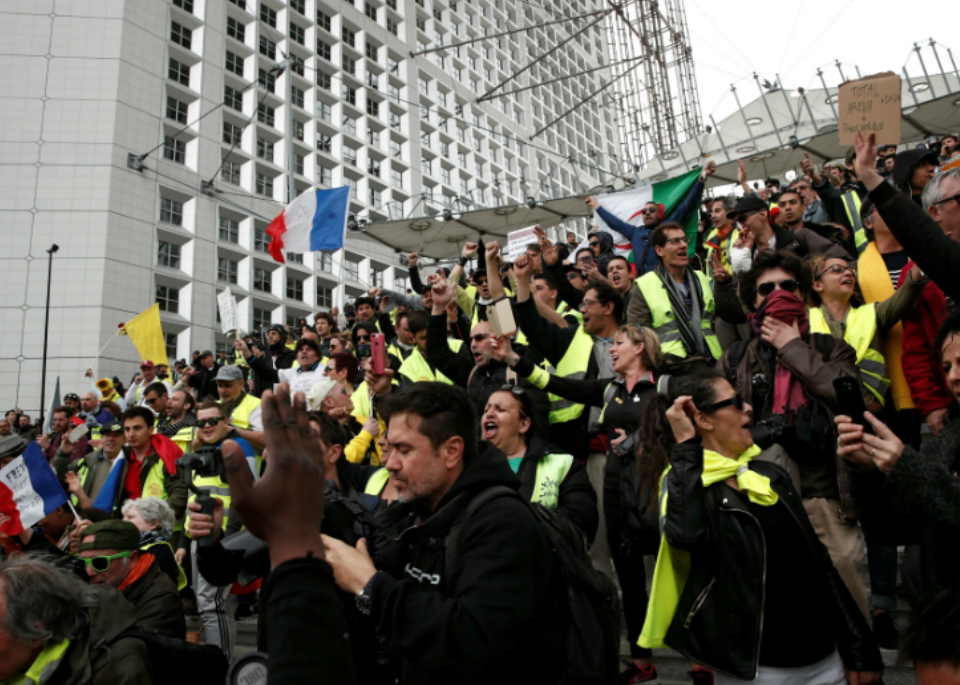 Después de que Macron dio a conocer una serie de reformas surgidas de las conclusiones del debate nacional, los “chalecos amarillos” describieron como insuficientes las medidas