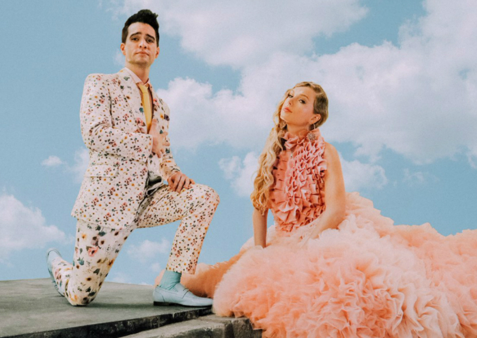 Taylor Swift lanzó este viernes un alegre tema de pop llamado “ME!” junto con un colorido video lleno de imágenes pastel de mariposas, arcoiris y una joven pareja enamorada.