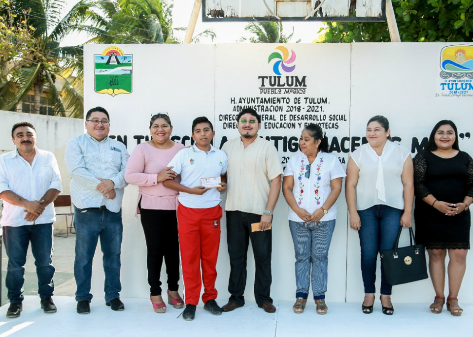 Inició el programa “En tu Escuela Contigo Hacemos Más”, con la entrega de 472 becas para todas las instituciones educativas de Tulum.