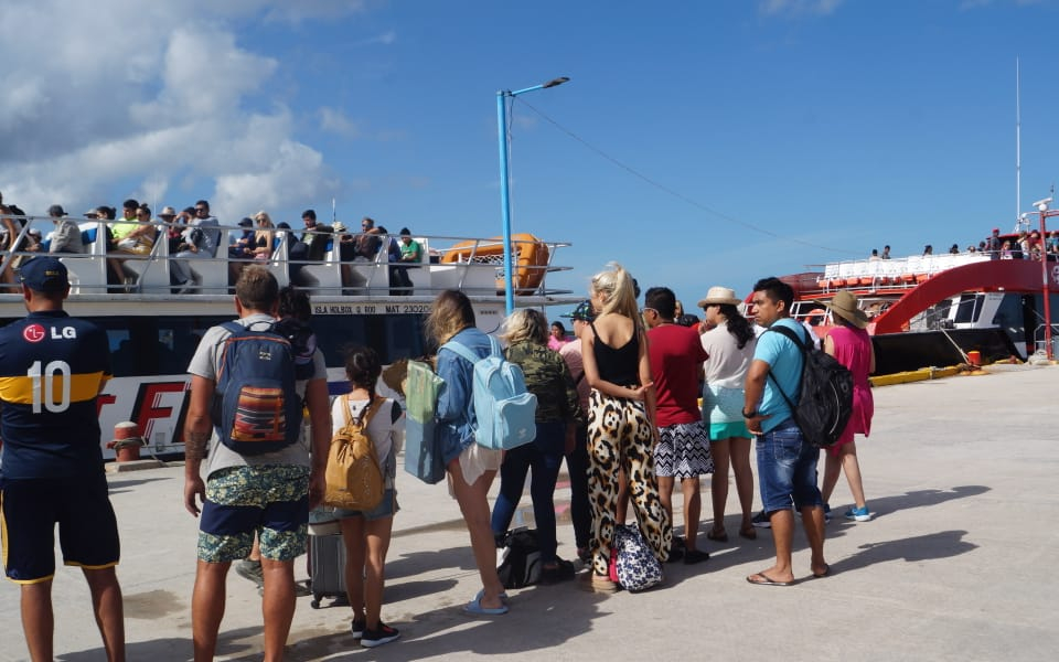 CFE garantizó el servicio eléctrico en la isla de Holbox, donde dará constante mantenimiento a sus líneas de alta tensión