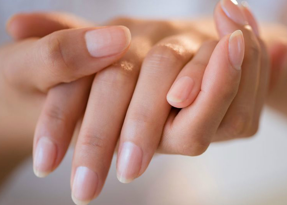 Uñas quebradizas, escamadas... Son muchas las razones por las que puede ocurrir y muchas las mujeres que lo sufren. Descubre estos consejos que te ayudarán.