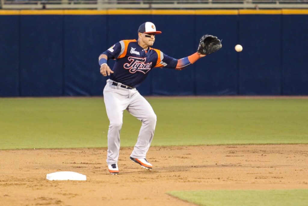 Los Guerreros de Oaxaca se recuperaron en las últimas entradas para vencer en un emocionante juego 11-10 a los Tigres de Quintana Roo.