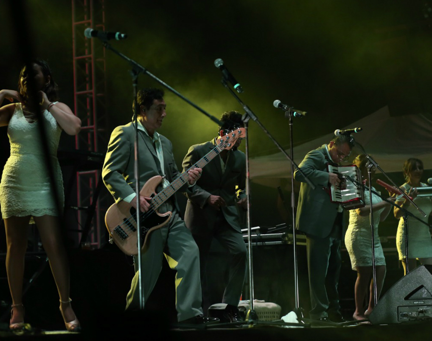 Como parte de los celebraciones en honor a la “Santa Cruz de Sabán” y la feria de “El Cedral 2019”, el grupo musical "Los Ángeles Azules" se presentaron en la plaza "La Española".