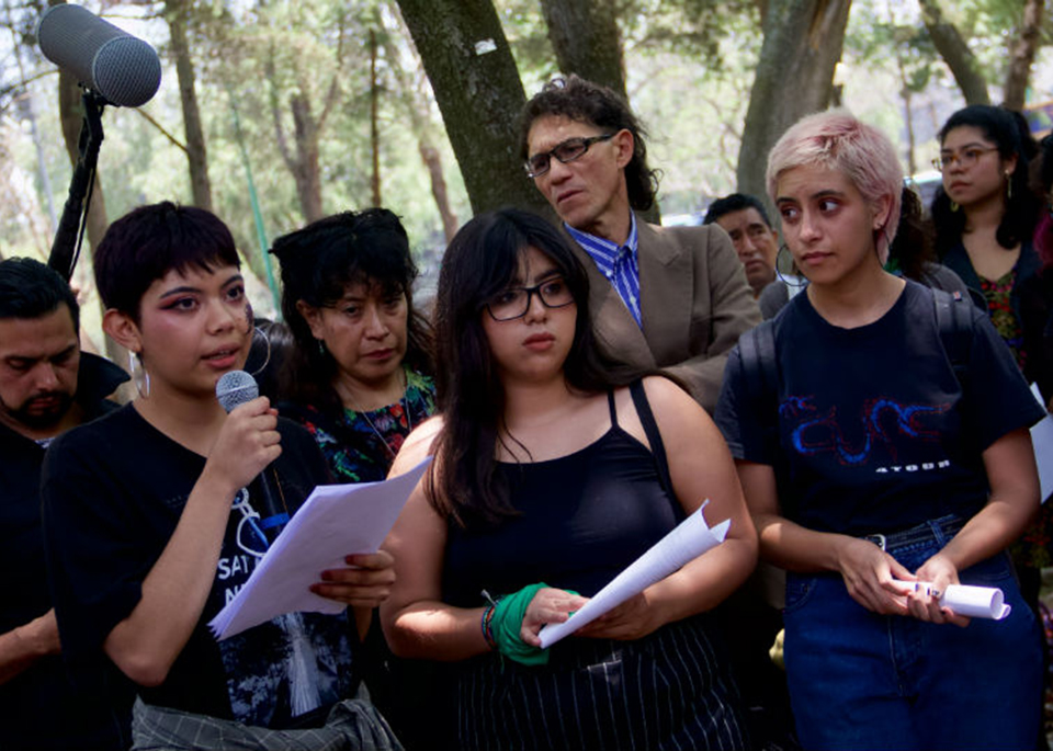 Familiares y amigos dieron el último adiós a la estudiante del CCH Oriente, Aideé Mendoza, quien fue sepultada hoy en el panteón de Huatlatlauca.