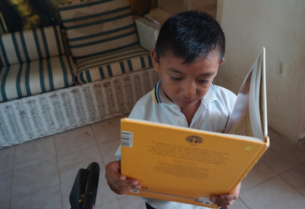 Redes sociales disminuyen 70 por ciento el hábito de lectura entre cardenenses