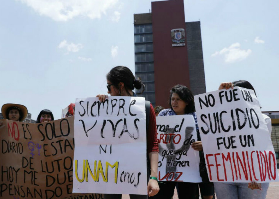 Contingente de estudiantes de diversas facultades de la UNAM marchó del Parque de la Bombilla hacia la Torre de Rectoría por el caso del feminicidio de la estudiante Lesvy Rivera.