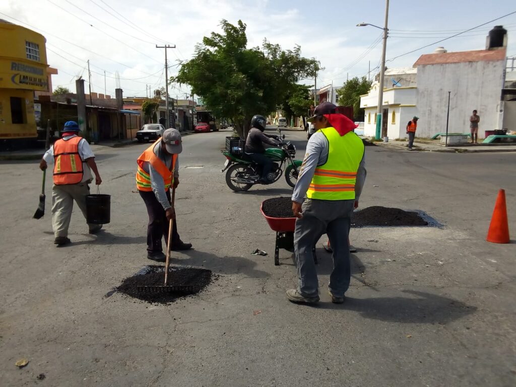 Con el objetivo de mejorar las condiciones de las vialidades en Chetumal la SEOP inicia trabajos de bacheo