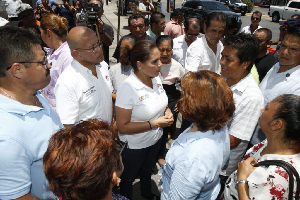 Atiende Mara demandas de comerciantes y vecinos del Crucero