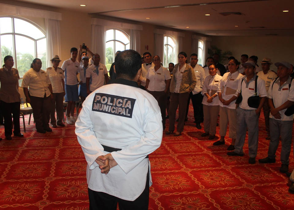 Imparten técnicas de defensa personal a ciudadanos de Playa del Carmen