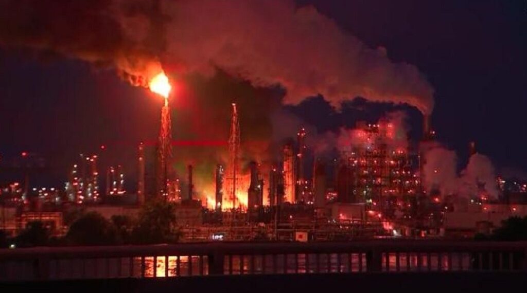 Fuerte incendio arde en refinería de Filadelfia, la más grande del este de EEUU