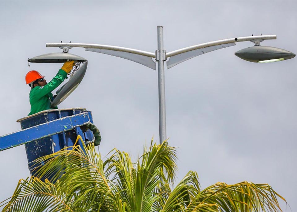 Supervisa Pedro Joaquín la renovación del alumbrado