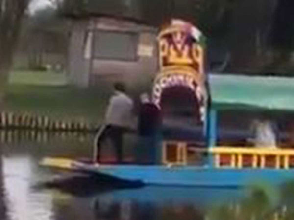 Turista es captado orinando en el canal de Xochimilco