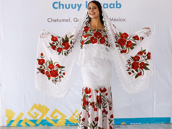 Premian a bordadoras de Tulum