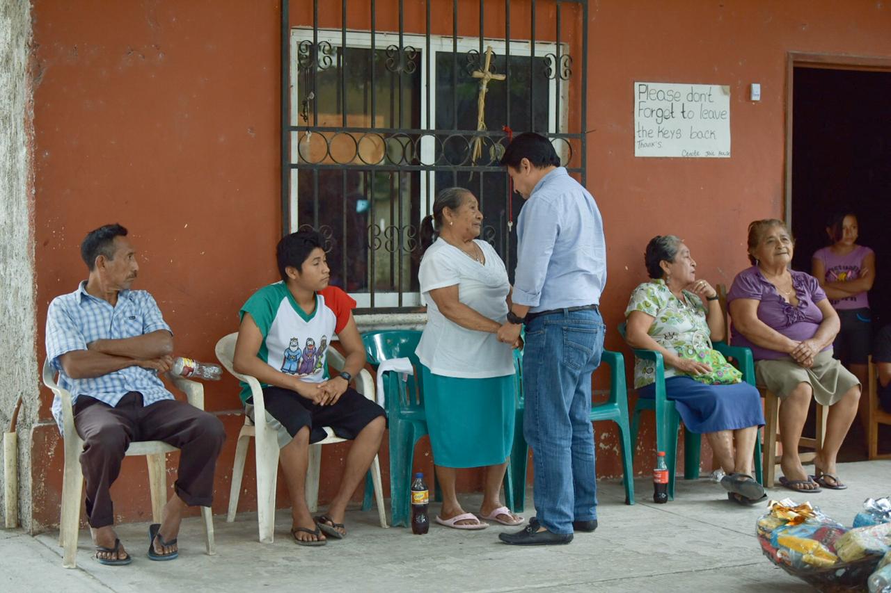 Víctor Mas Tah lleva alegría a los niños y familias de la zona maya de Tulum en Navidad
