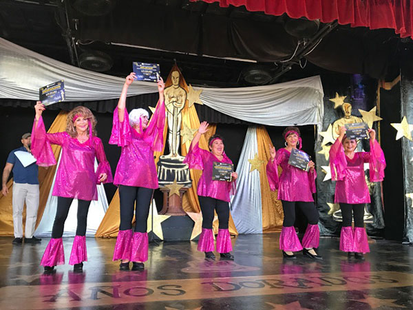 ÔÇ£Club de los Años DoradosÔÇØ celebró posada al estilo Hollywood