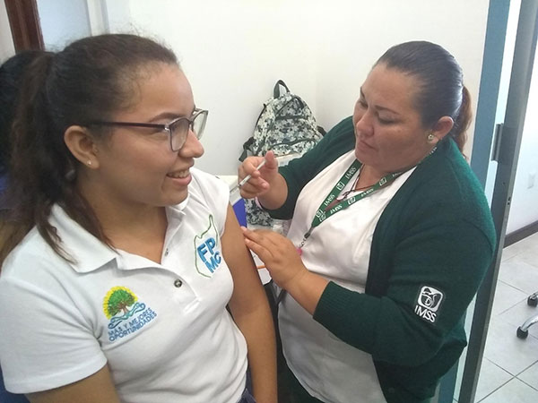 Aplican vacunas contra influenza y tétano a colaboradores de FPMC