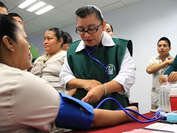 Refuerzan brigadas de salud en Puerto Morelos