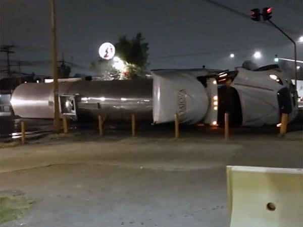 Se vuelca pipa en Tlalnepantla; provoca caos vial