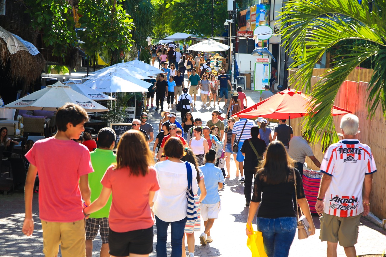 Notoria afluencia de turistas a la Quinta avenida de Playa del Carmen