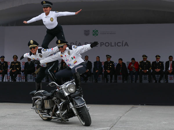 Sheinbaum reconoce a policías destacados de la CDMX