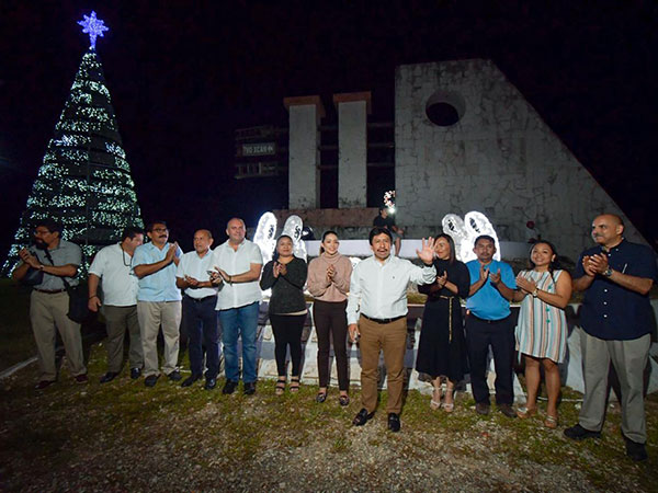 Víctor Mas Tah enciende árbol navideño en Cobá