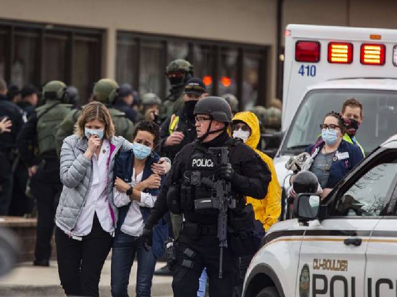 10 personas murieron en tiroteo en Colorado (VIDEO)