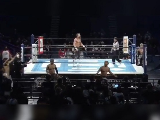 Interrumpe sismo función de lucha libre en Japón (VIDEO)