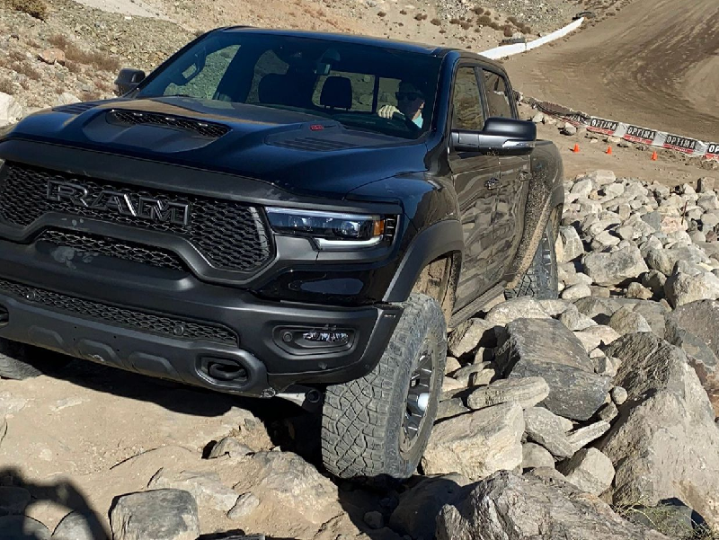 Afronta youtuber 18 cargos criminales por el contenido de su canal