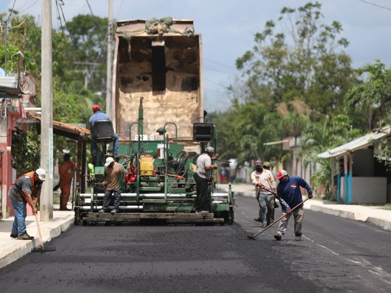 pavimentan calles en puerto morelos