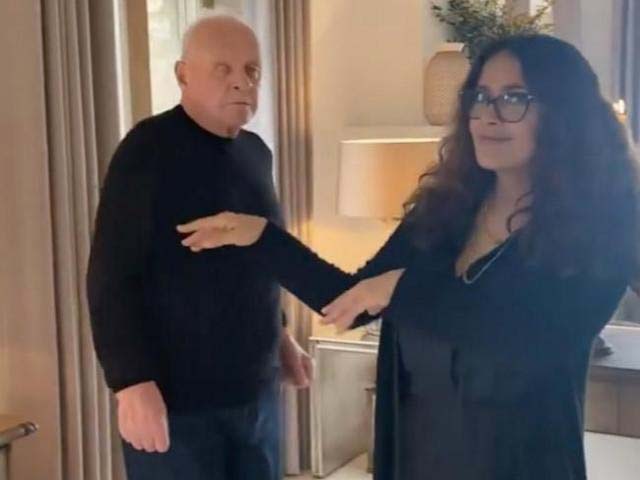 Con un baile, Salma Hayek celebra el Oscar de Anthony Hopkins (VIDEO)