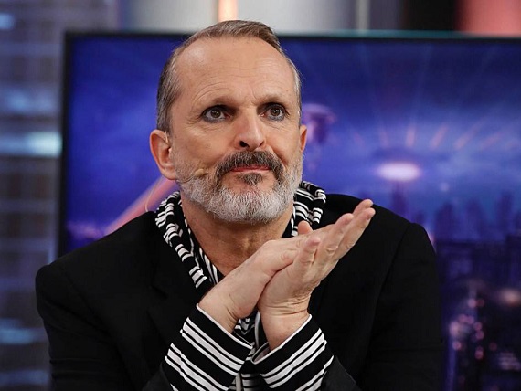 Explota Miguel Bosé; obliga a reportero a quitarse el cubrebocas