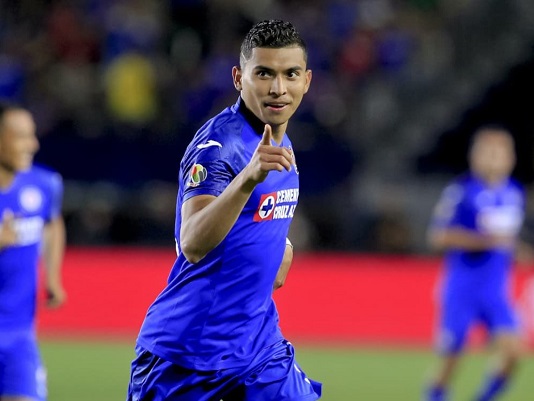 Orbelín Pineda explota en Twitter contra aficionado