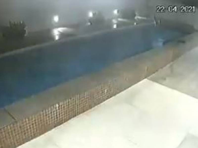 Alberca de un edificio se derrumba e inunda estacionamiento en Brasil (Video)