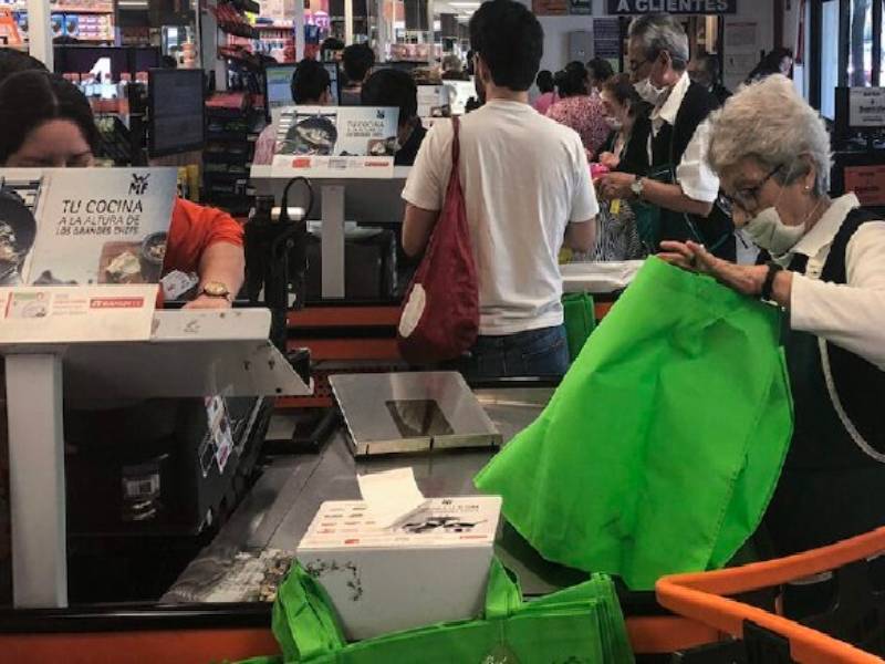 Aprueban el regreso de abuelitos empacadores a sus trabajos