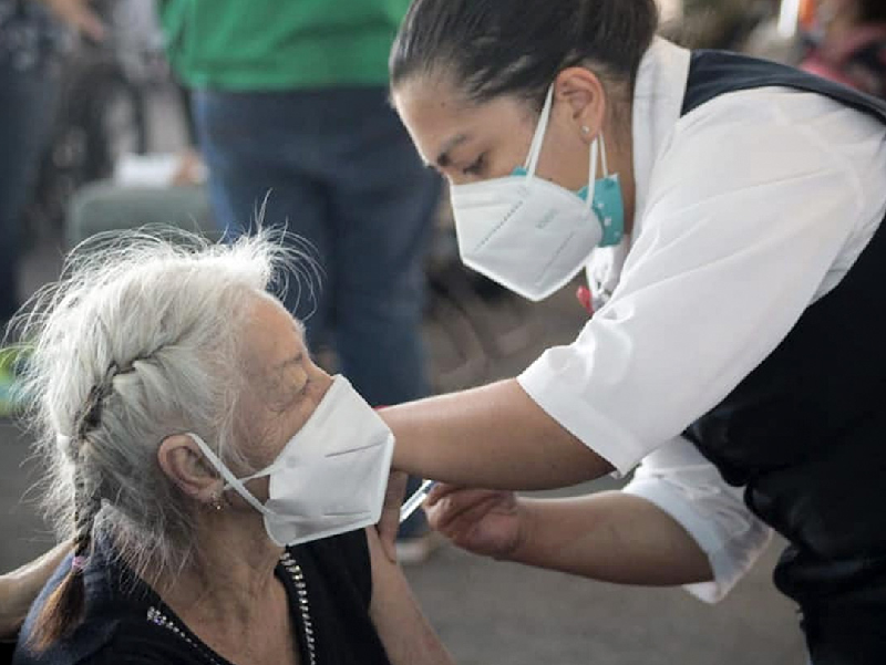 ÔÇ£AtrapanÔÇØ a enfermera aplicando vacuna vacía