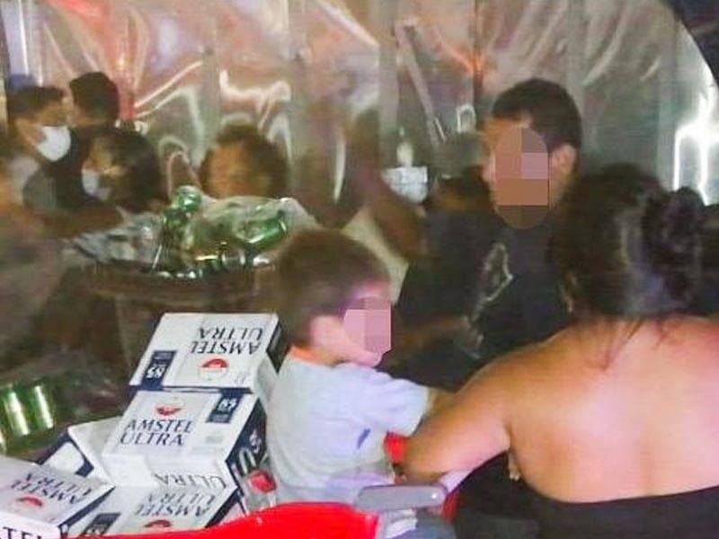 Camión se vuelca y ciudadanos saquean cervezas en Playa del Carmen