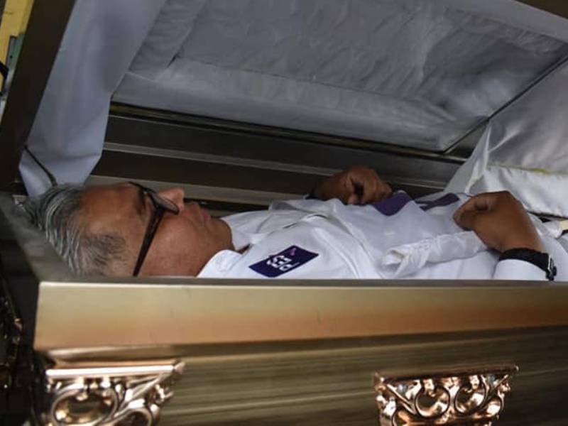 Candidato a diputado del PES inicia su campaña en un ataúd