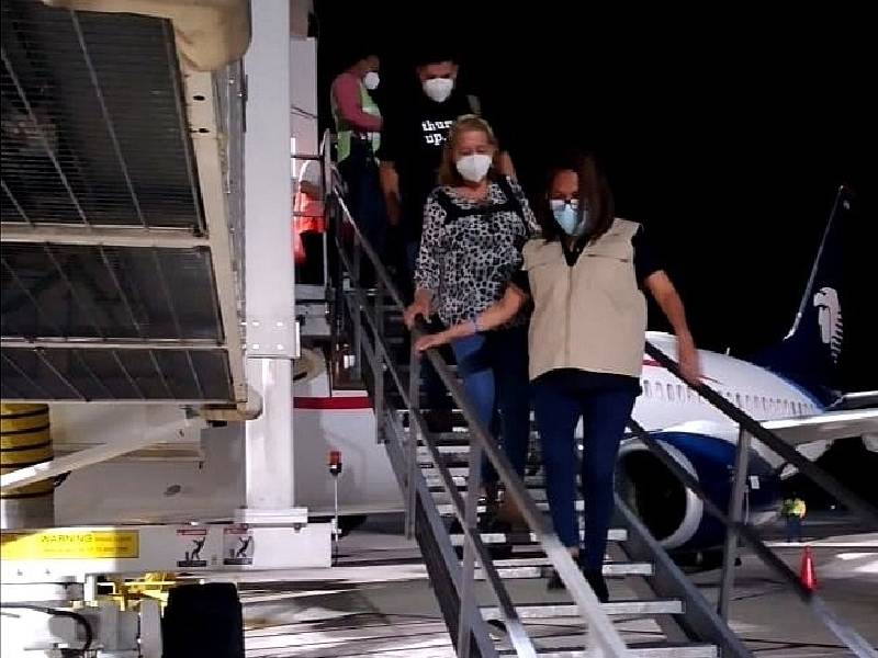 Llegan a Cancún la madre y el hermano de salvadoreña Victoria