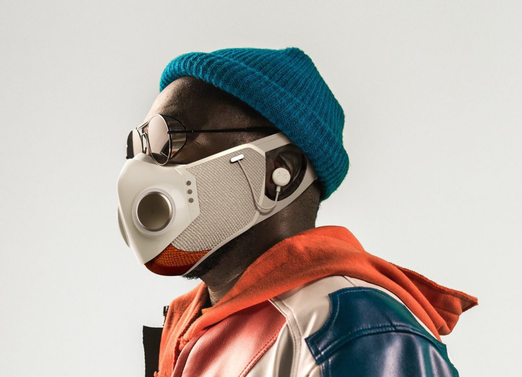 Te presentamos la mascarilla futurista de Will.i.am de Black Eyed Peas