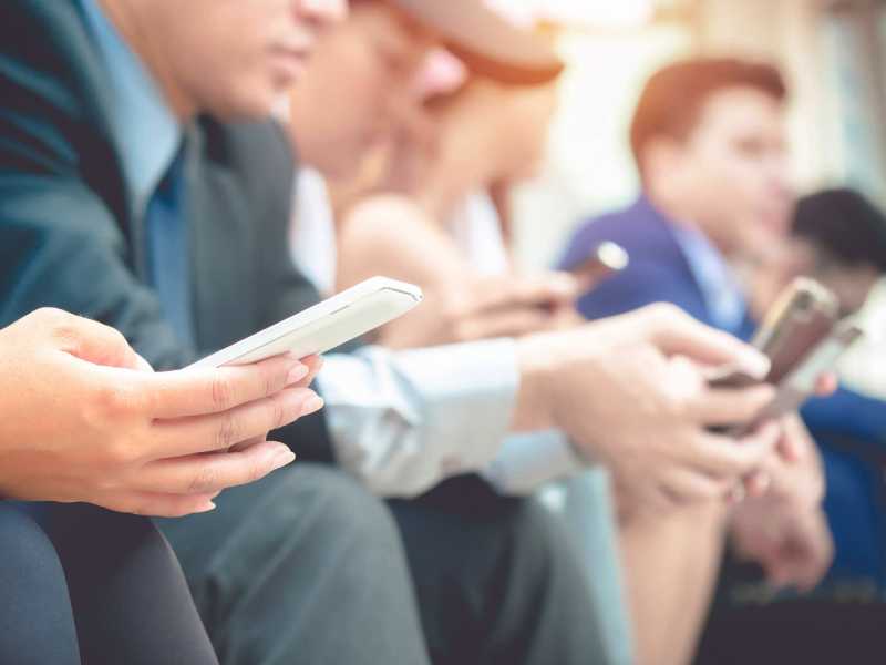 ¿Revisas tu celular cuando alguien a tu lado también lo hace? Te contamos porqué