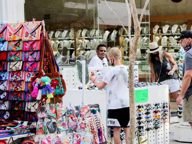 Piden facilitar compra de vacunas a sector turístico
