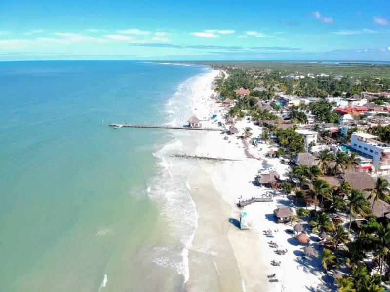 Piden frenar construcción de vialidad en Holbox para proteger los manglares