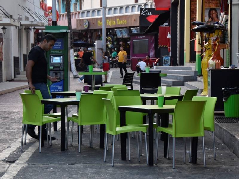 Por alza a costos de combustibles restauranteros suben los precios