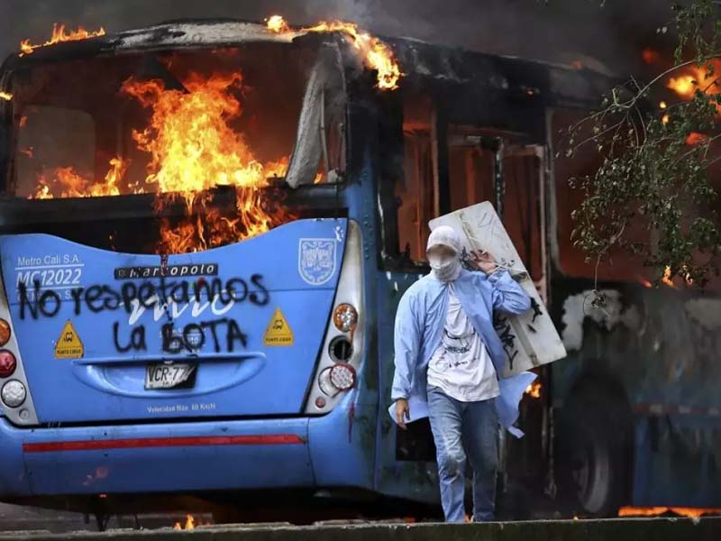 Protestas en Colombia contra impuestos deja muertos y heridos