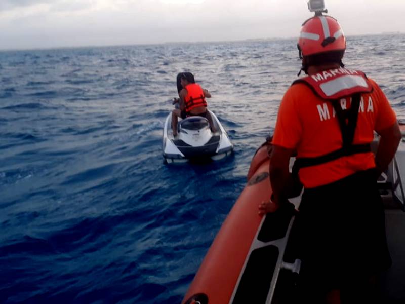 RESCATAN A HOMBRE A LA DERIVA EN ISLA MUJERES