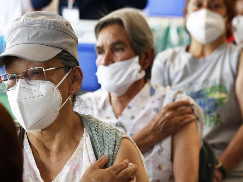 Se contagian de Covid-19 41 personas vacunadas